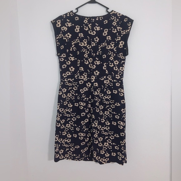 LOFT Neutral Daisies Cap Sleeve Pleated Scoop Neck Dress W/ Pockets size 10 - Picture 7 of 7